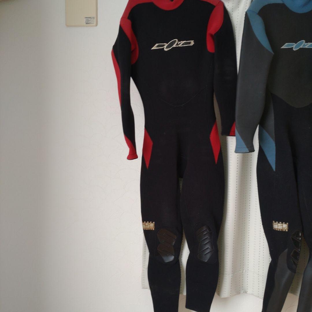赤と黒の長袖ウェットスーツ