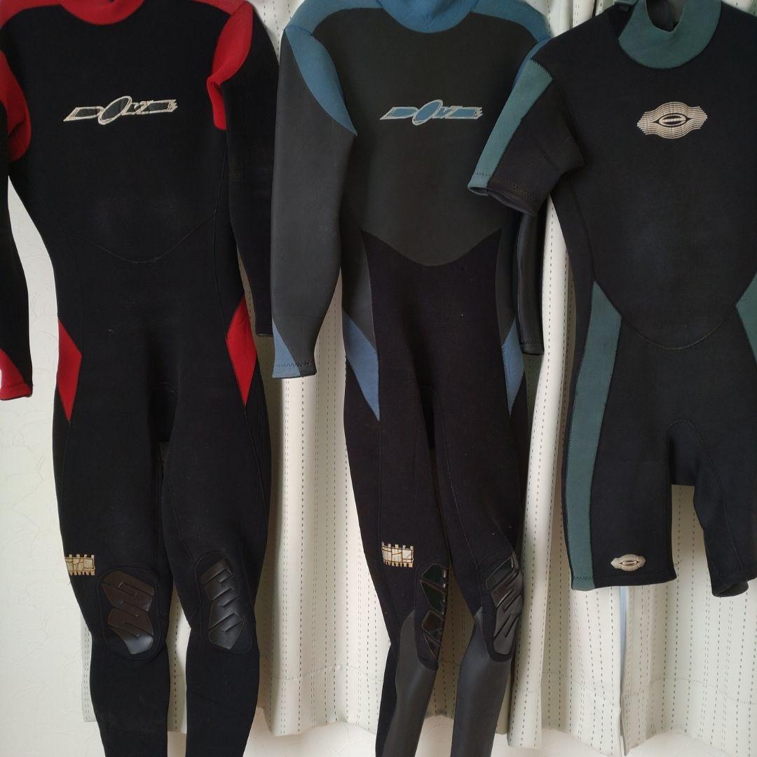 赤と黒の長袖ウェットスーツ