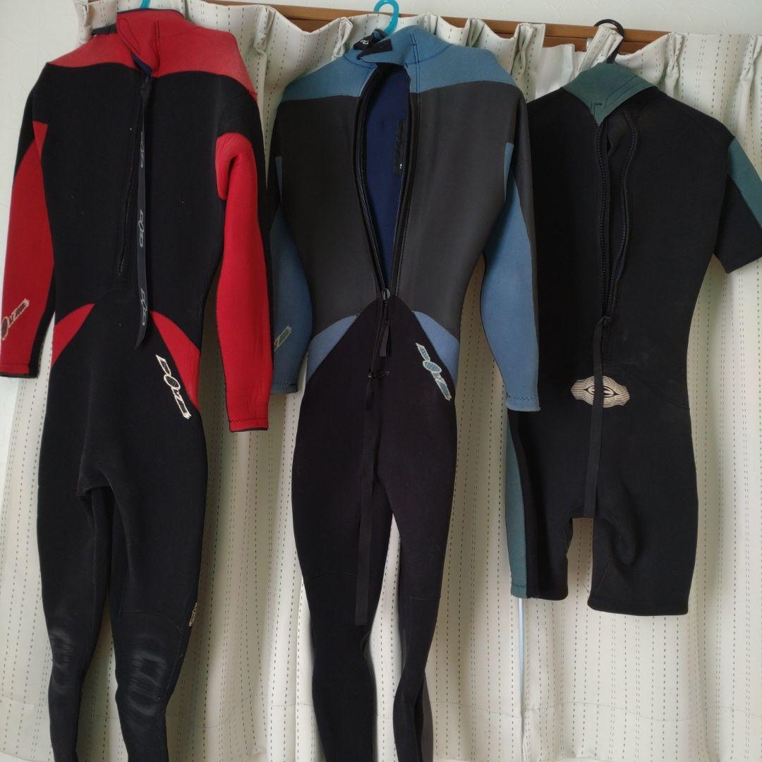 赤と黒の長袖ウェットスーツ