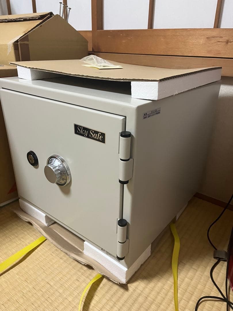 Sky Safe ダイヤル式金庫 ホワイト B5-DK
