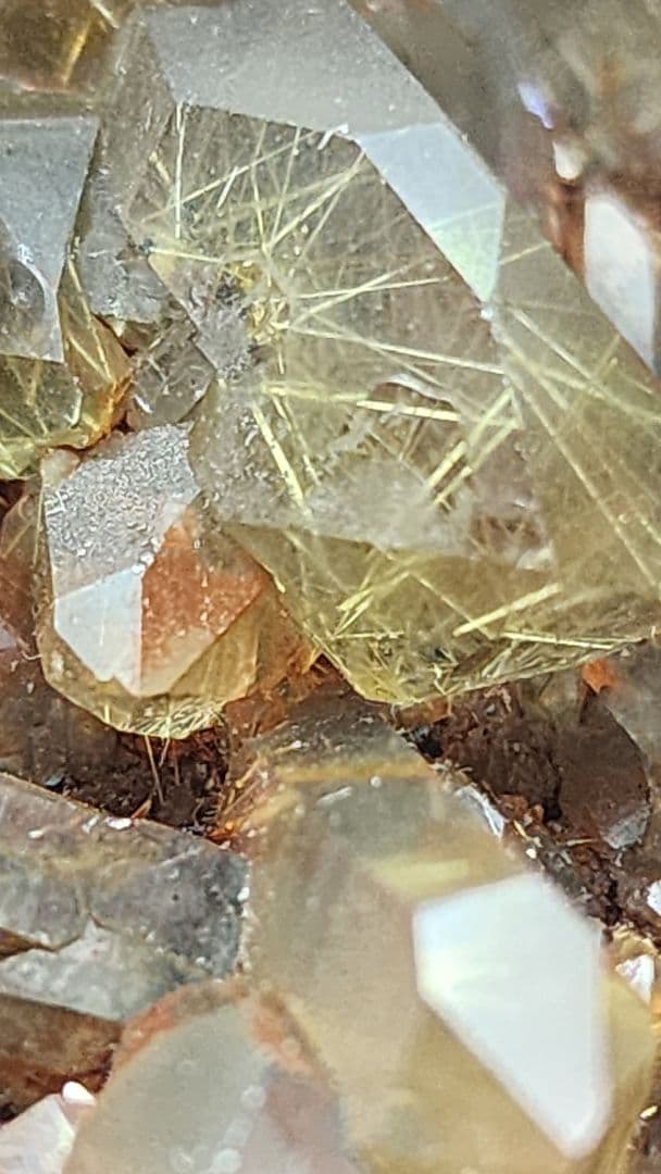 金色のルチルチタンクォーツクラスター