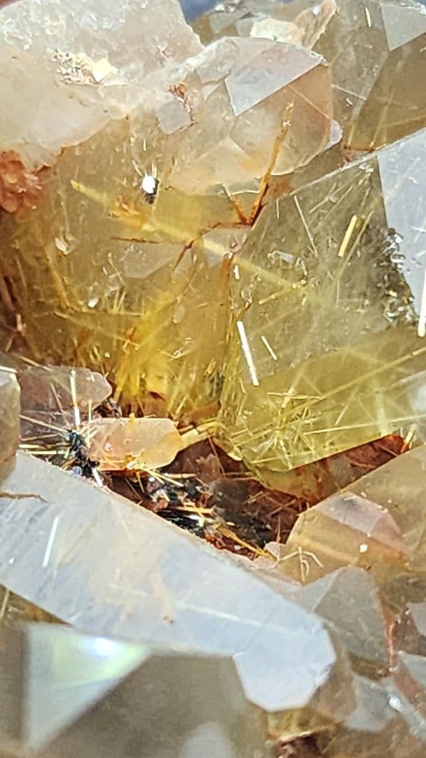 金色のルチルチタンクォーツクラスター