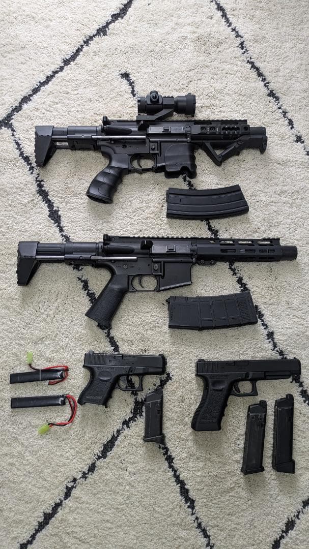 18禁エアガン4丁のセット販売(バッテリーとケース付き)