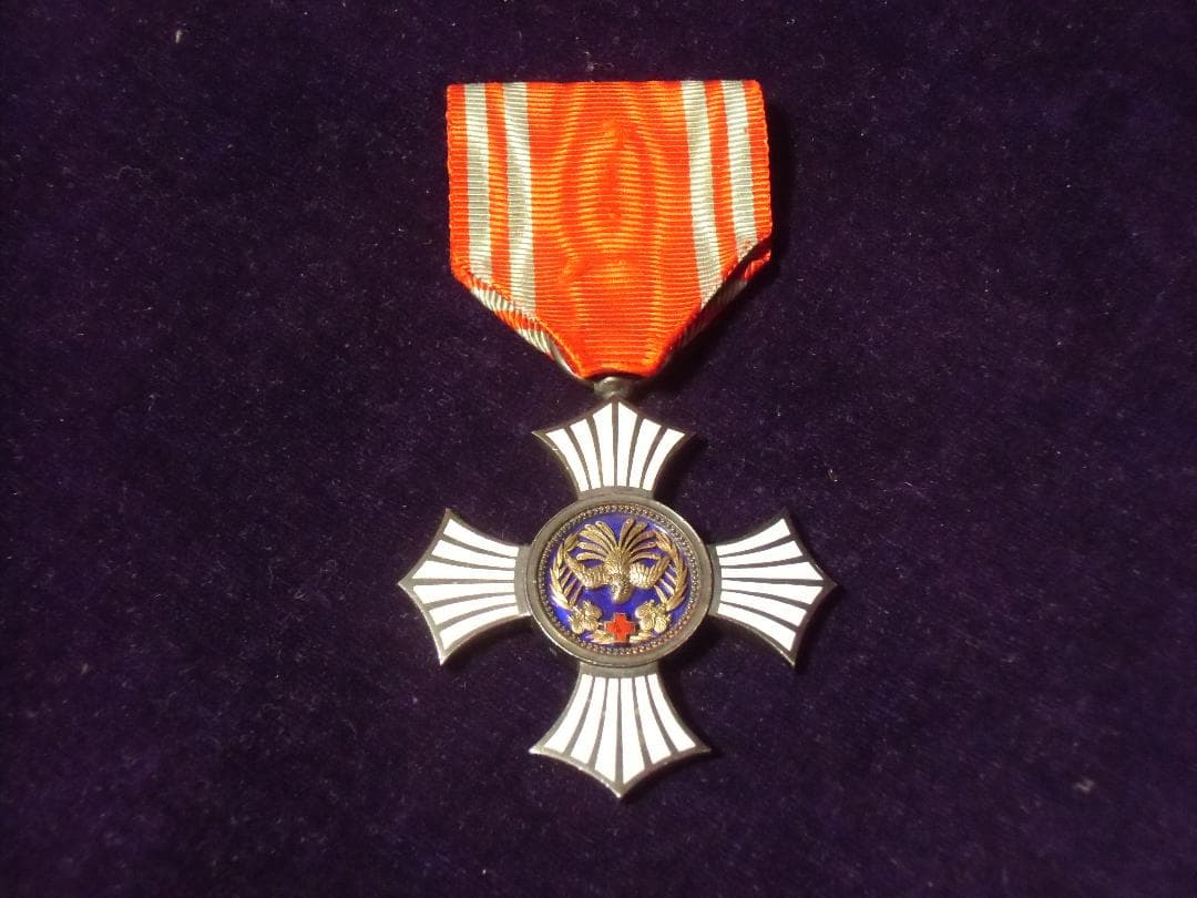 m*u様 ●日本の勲章/徽章＊ 日本赤十字社＊戦前戦中の銀色有功章＊男性用（実物