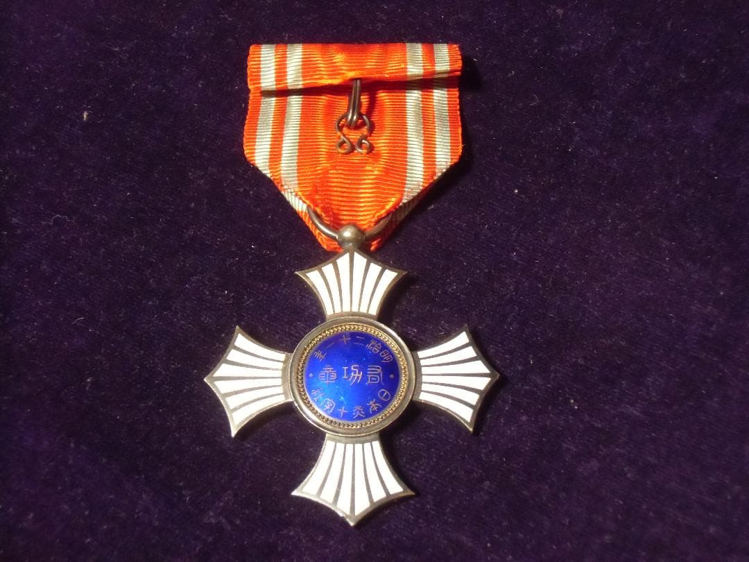 m*u様 ●日本の勲章/徽章＊ 日本赤十字社＊戦前戦中の銀色有功章＊男性用（実物