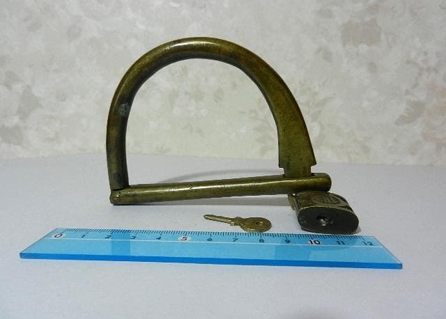 真鍮製半円状オブジェ（米国「ＹＡＬＥ（エール）社」ロゴ入南京錠付き）