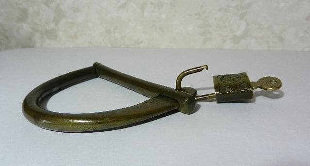 真鍮製半円状オブジェ（米国「ＹＡＬＥ（エール）社」ロゴ入南京錠付き）