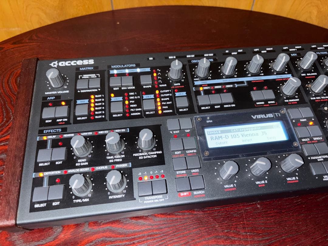 Access Virus TI シンセサイザー