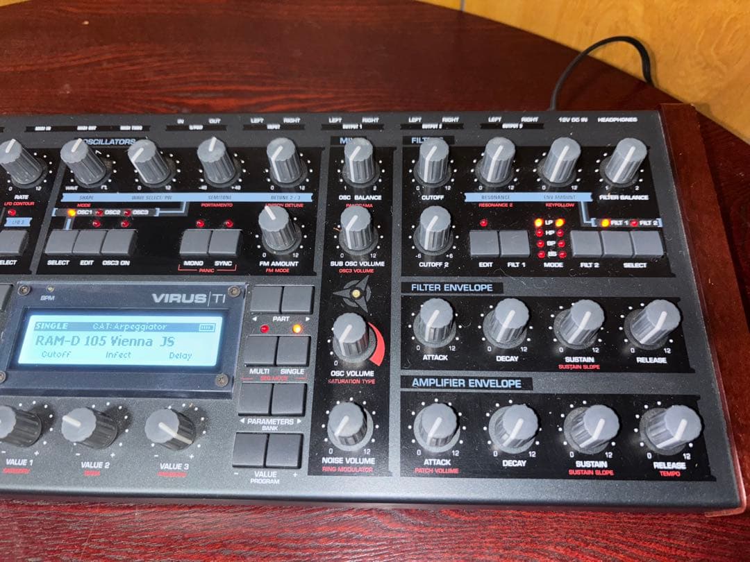 Access Virus TI シンセサイザー