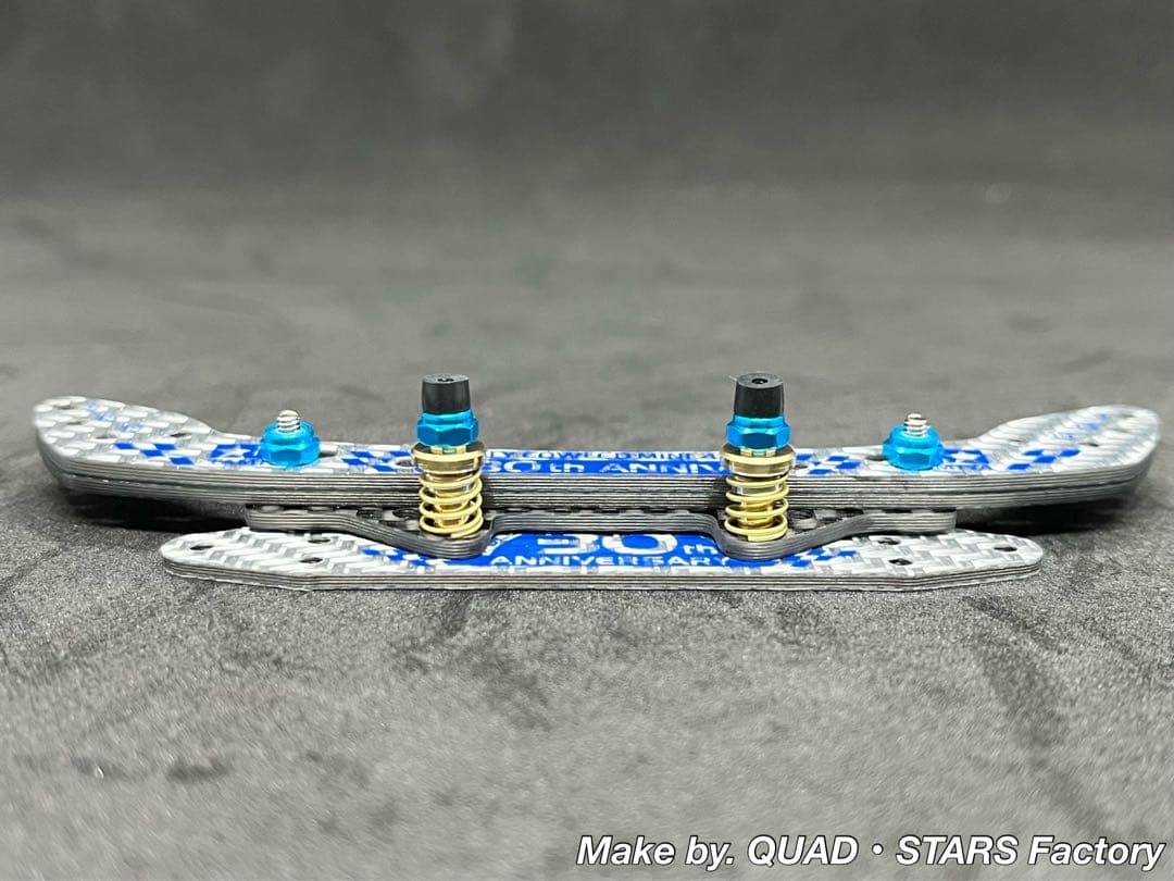 【ミニ四駆パーツ】2軸ATリジットバンパー　30周年／シルバー　3mm厚カーボン