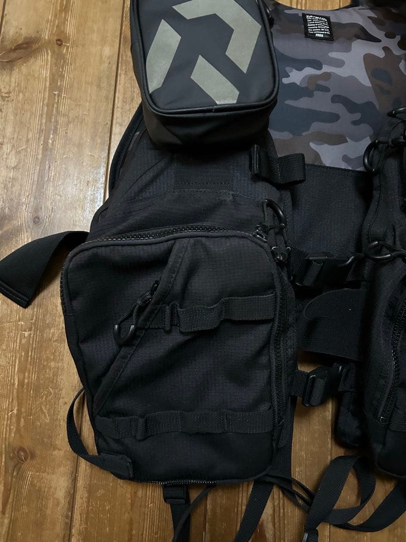 マ*ホ様 DAIWAフィッシングベストDF-6206 ブラック 迷彩柄