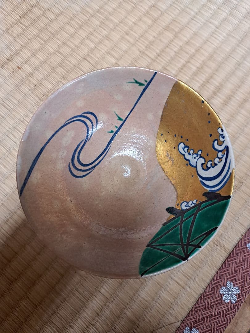 波と葉のデザイン茶碗