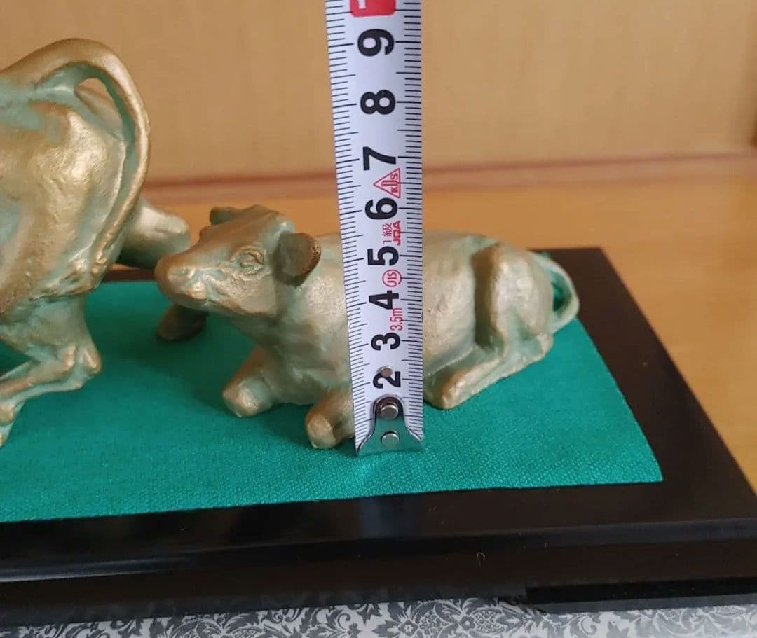 金色の牛と子牛の置物