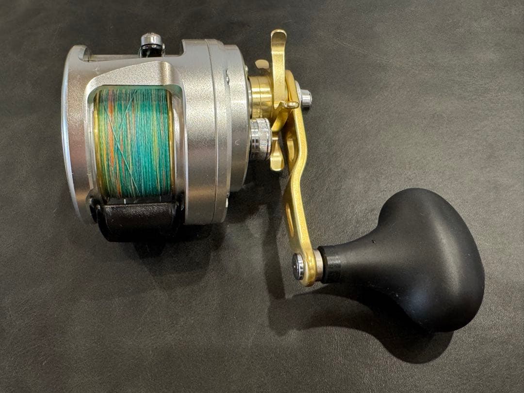 シマノ　カルカッタ800F CALCUTTA 右巻き　両軸リール　ベイト