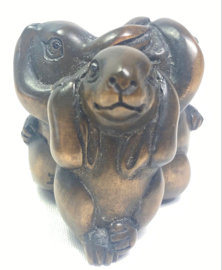 根付柘植　三うさぎ(見、言、聞いてうさぎ）の彫刻　黄楊繊細彫刻置木製