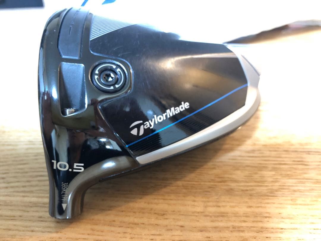 左）TaylorMade Qi10 10.5ドライバーヘッド＋ヘッドカバー付き