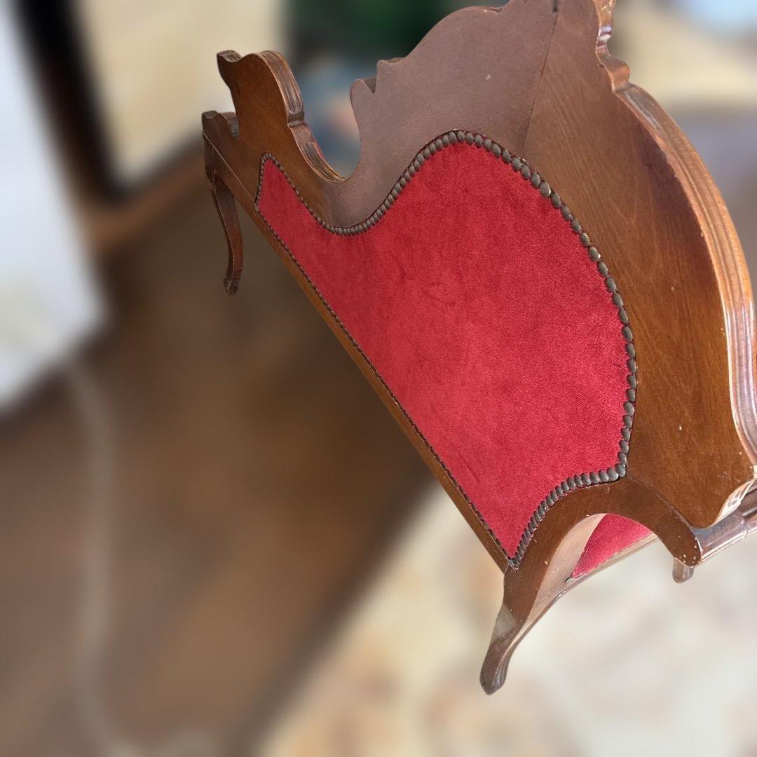 貓脚 クラシック 赤い布張りソファ