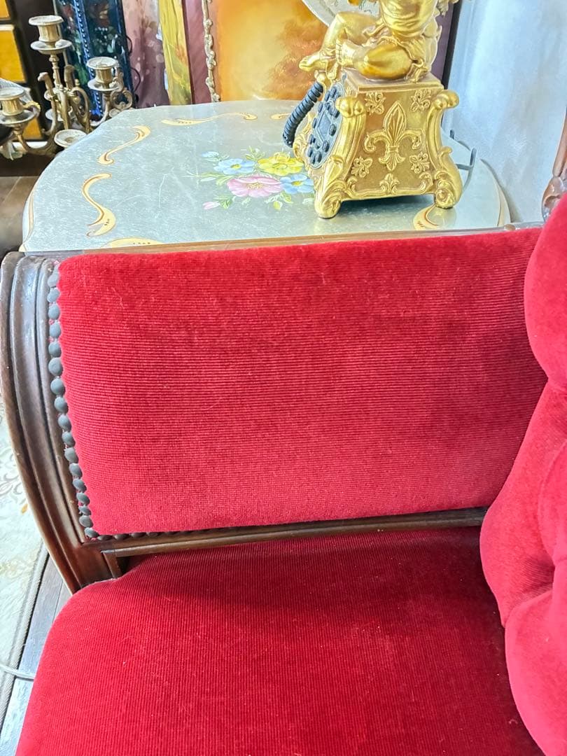 貓脚 クラシック 赤い布張りソファ