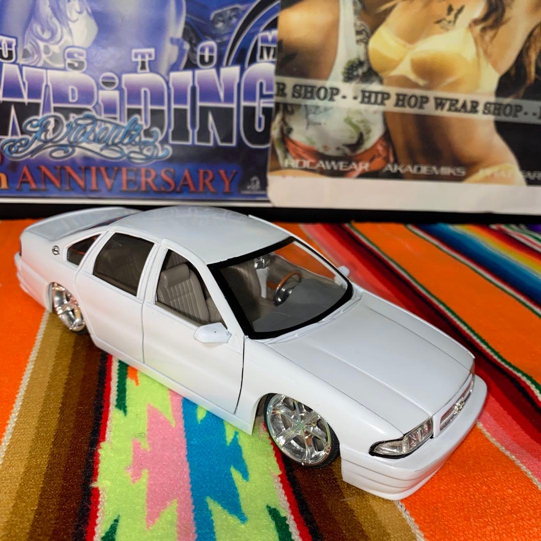 DUBシェビーインパラ　ミニカー　１／２４　色ホワイト