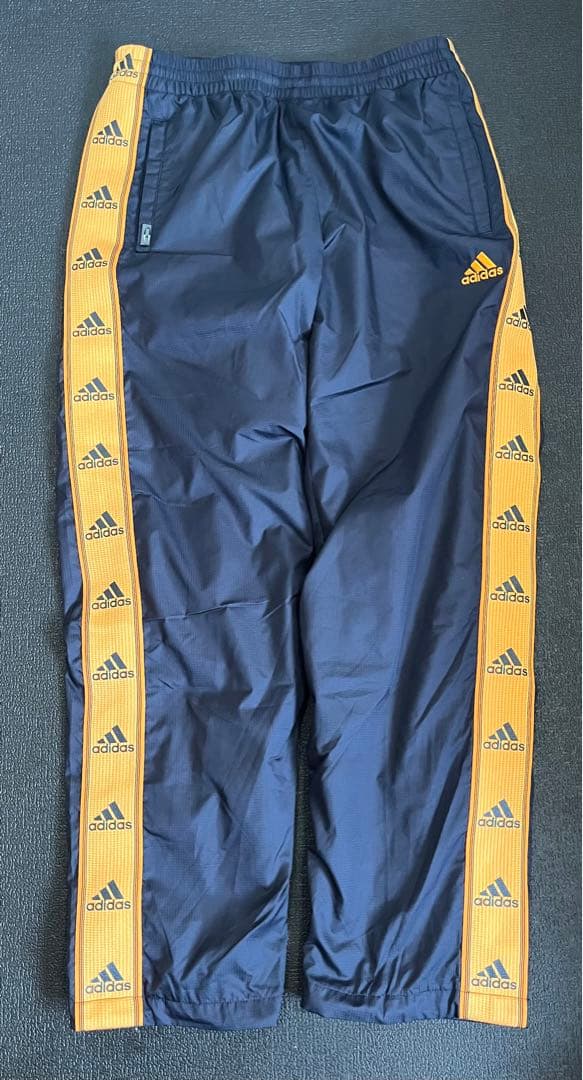 adidas 万国旗タグ　 パフォーマンスロゴライン ナイロンセットアップ