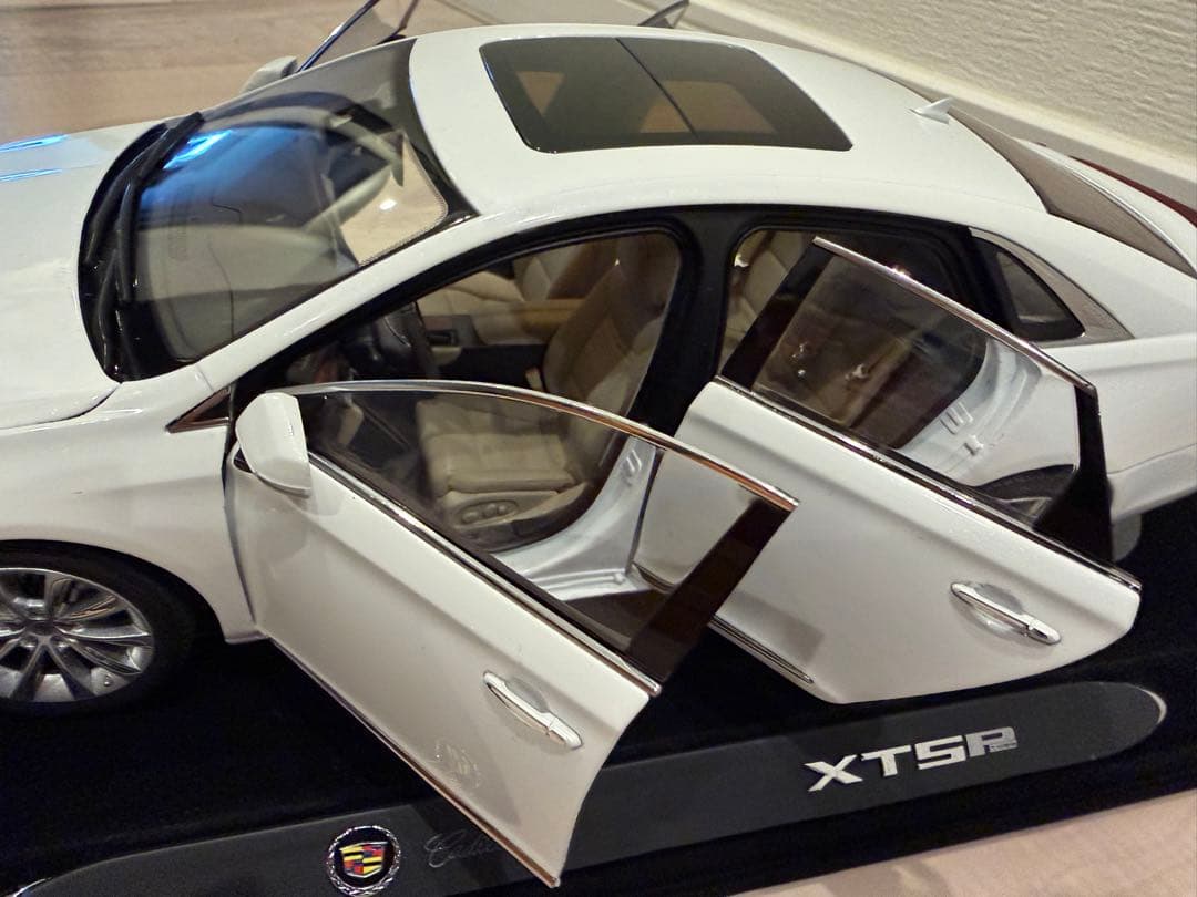 【希少】キャデラックXTSホワイト　1/18 モデル