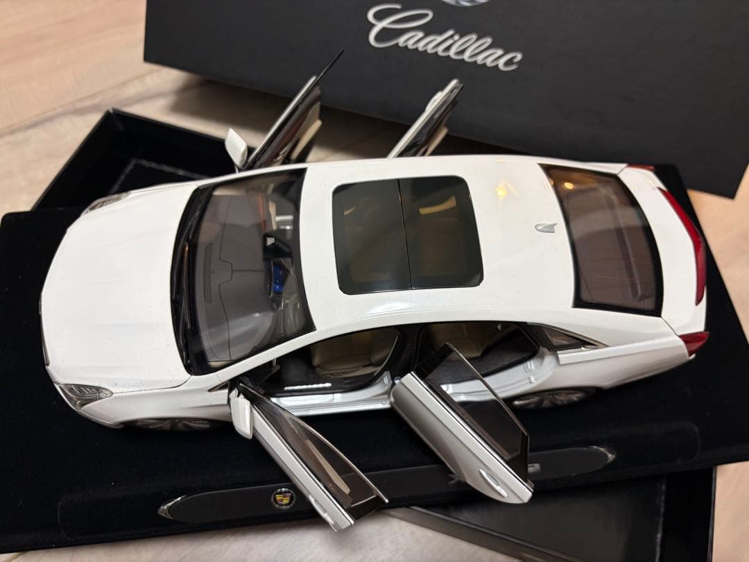 【希少】キャデラックXTSホワイト　1/18 モデル