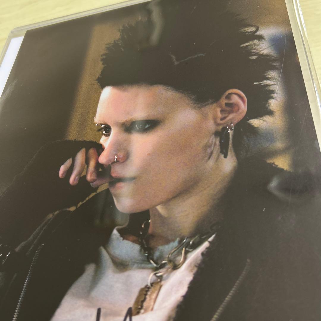 ルーニー・マーラ   直筆サイン入りフォト  ドラゴン・タトゥーの女