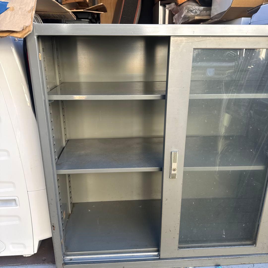 グレー金属製ガラス扉キャビネット　直接配送及び引き取りのみ