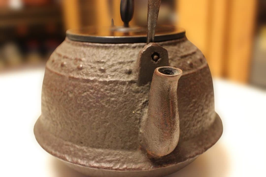 古鉄瓶　　釜師造　小振り鉄瓶　「水漏れなし・状態良好」 　未使用に近い