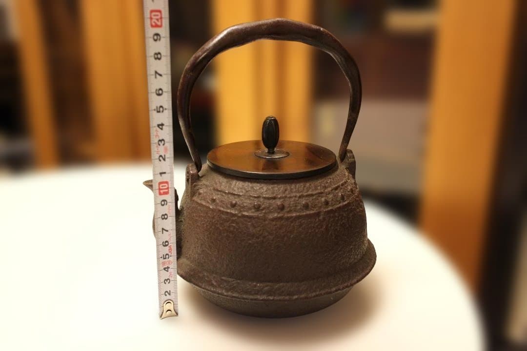 古鉄瓶　　釜師造　小振り鉄瓶　「水漏れなし・状態良好」 　未使用に近い