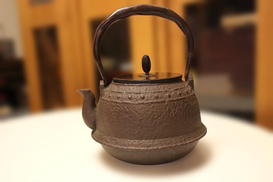 古鉄瓶　　釜師造　小振り鉄瓶　「水漏れなし・状態良好」 　未使用に近い