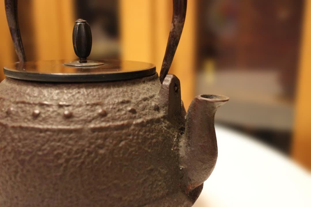 古鉄瓶　　釜師造　小振り鉄瓶　「水漏れなし・状態良好」 　未使用に近い