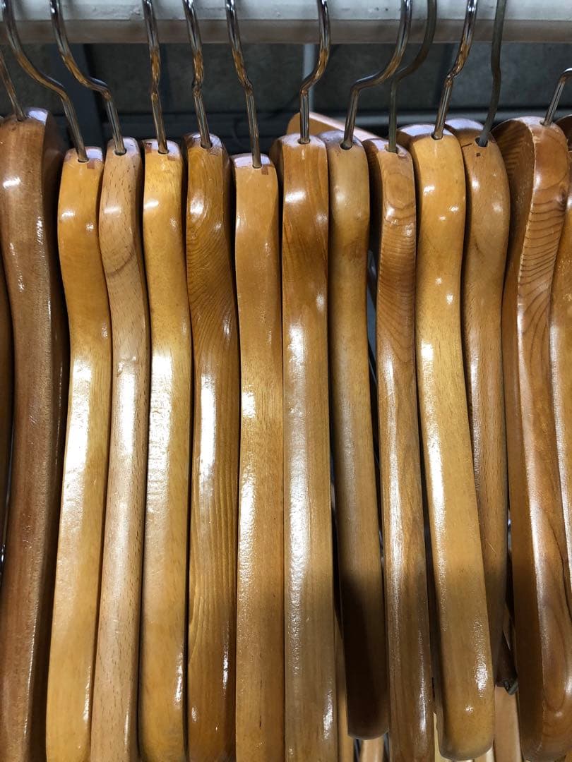 く*ま様 業者様必見！木製ハンガー 光沢仕上げ デザインまとめ売り230本！おま