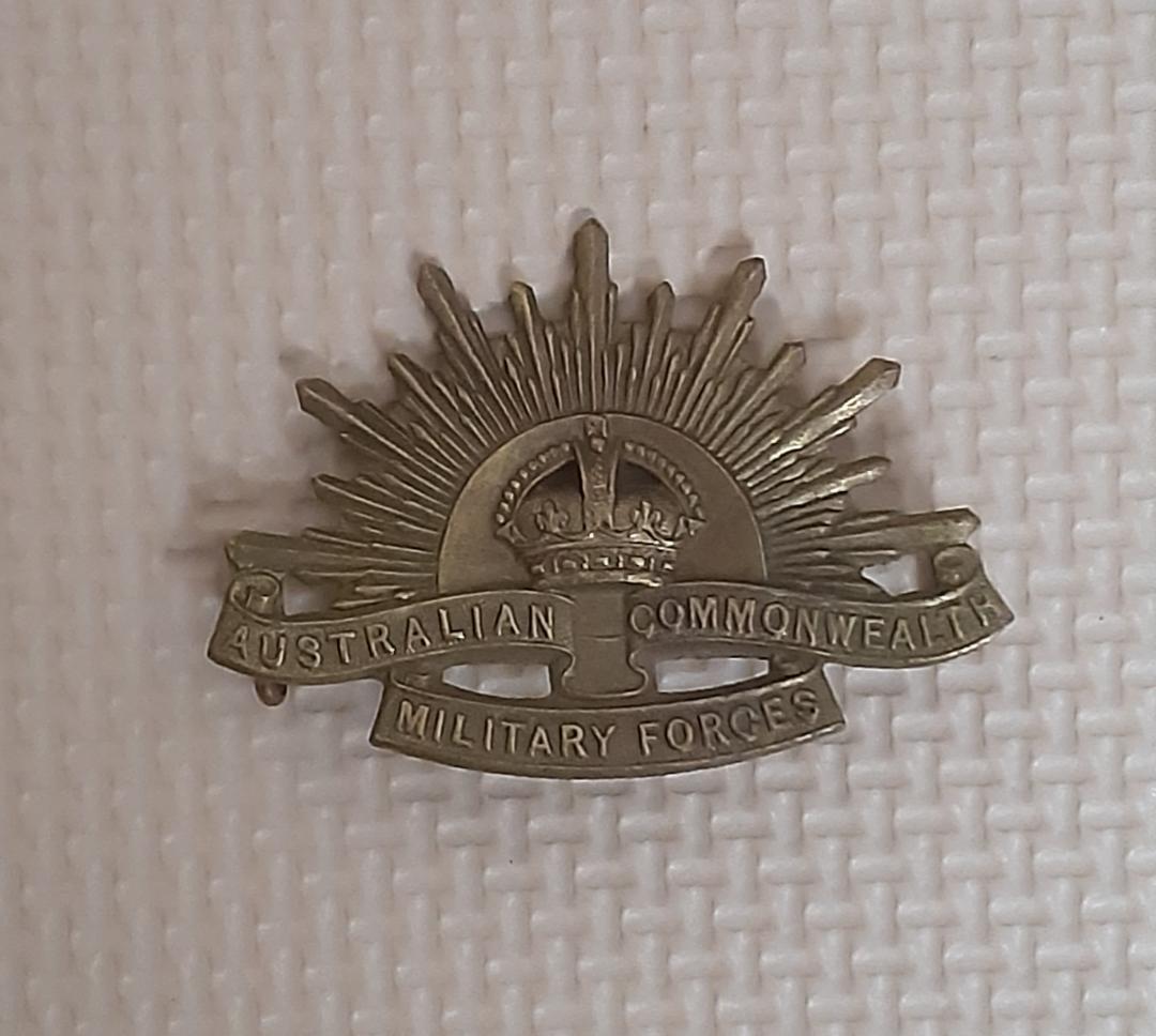 WW2★オーストラリア陸軍帽章★ブラス製★実物キングスクラウン
