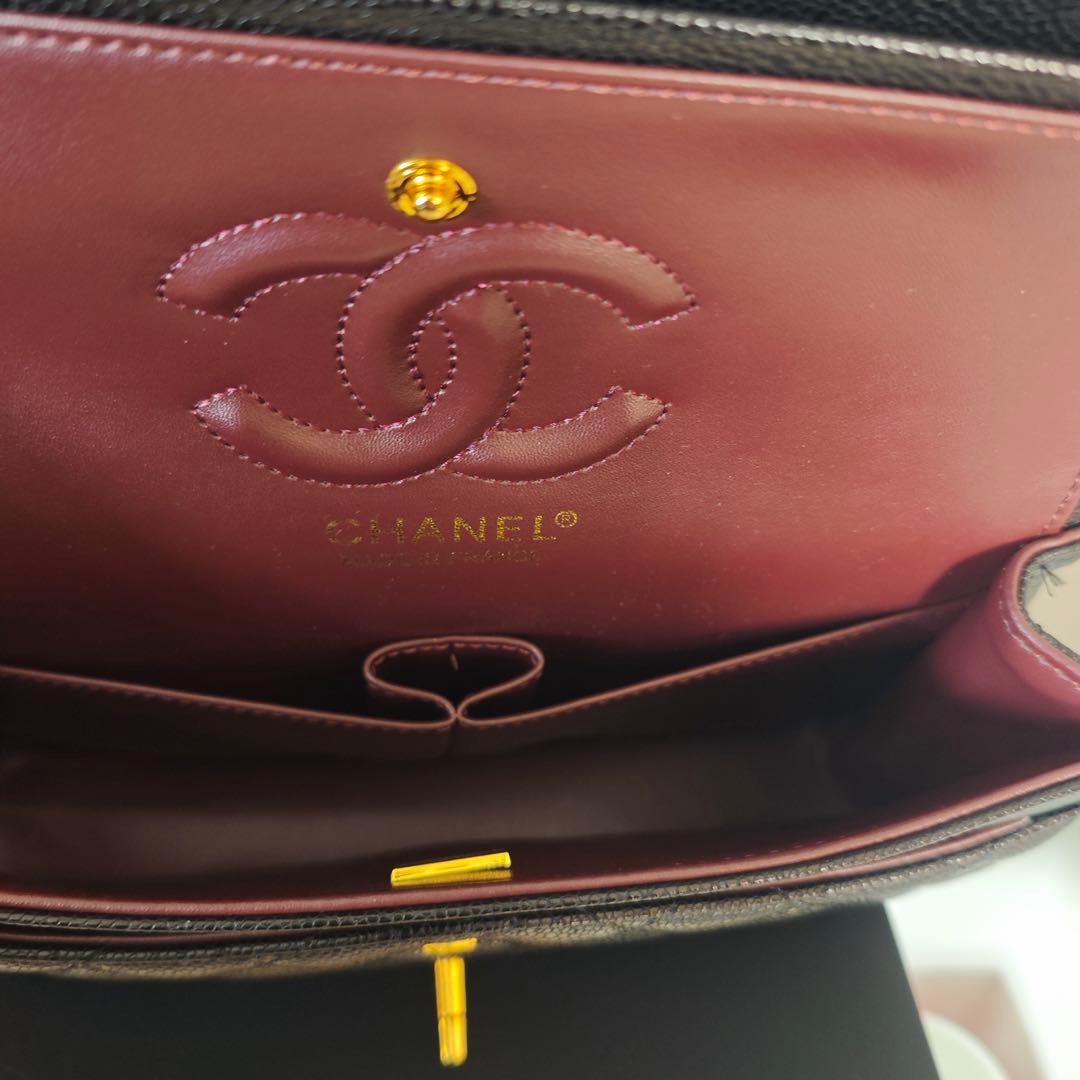 ブラックのレザーにゴールドチェーンが特徴のキルティングデザインのショルダーバッグ