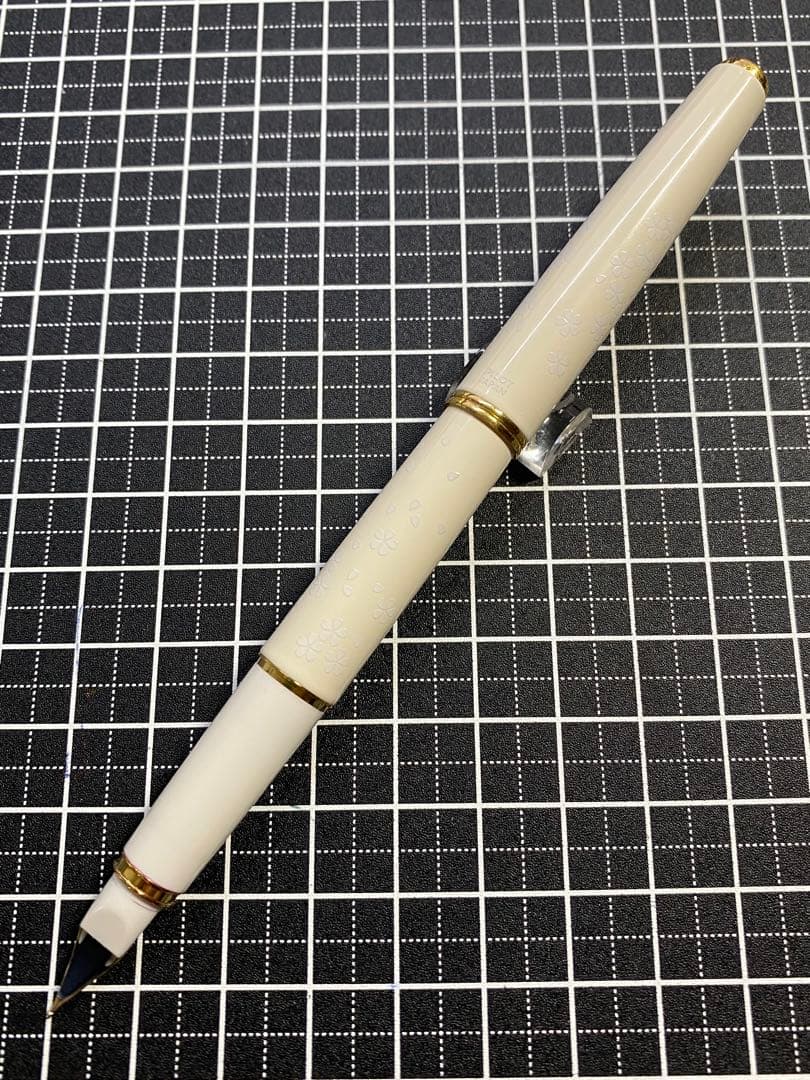 PILOT LADY WHITE SAKURA 万年筆　字幅F