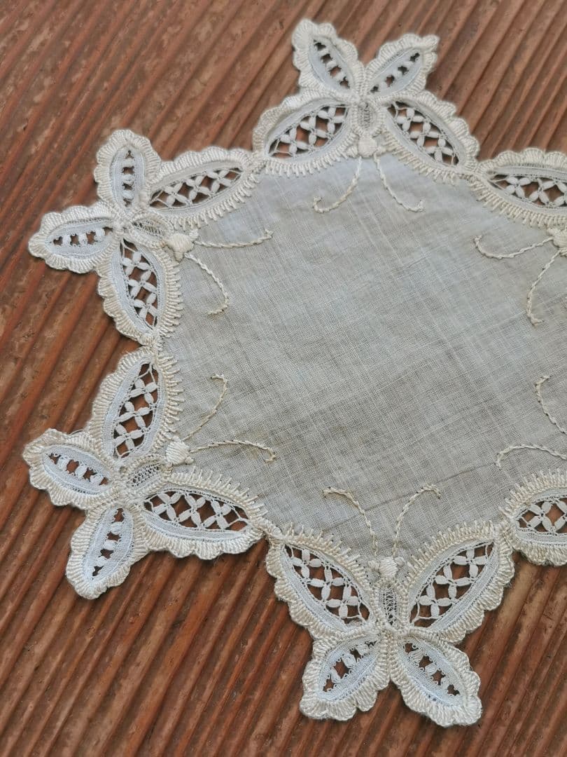 アンティーク シルク イタリア/イギリス 美しいバタフライ刺繍 星花型ドイリー