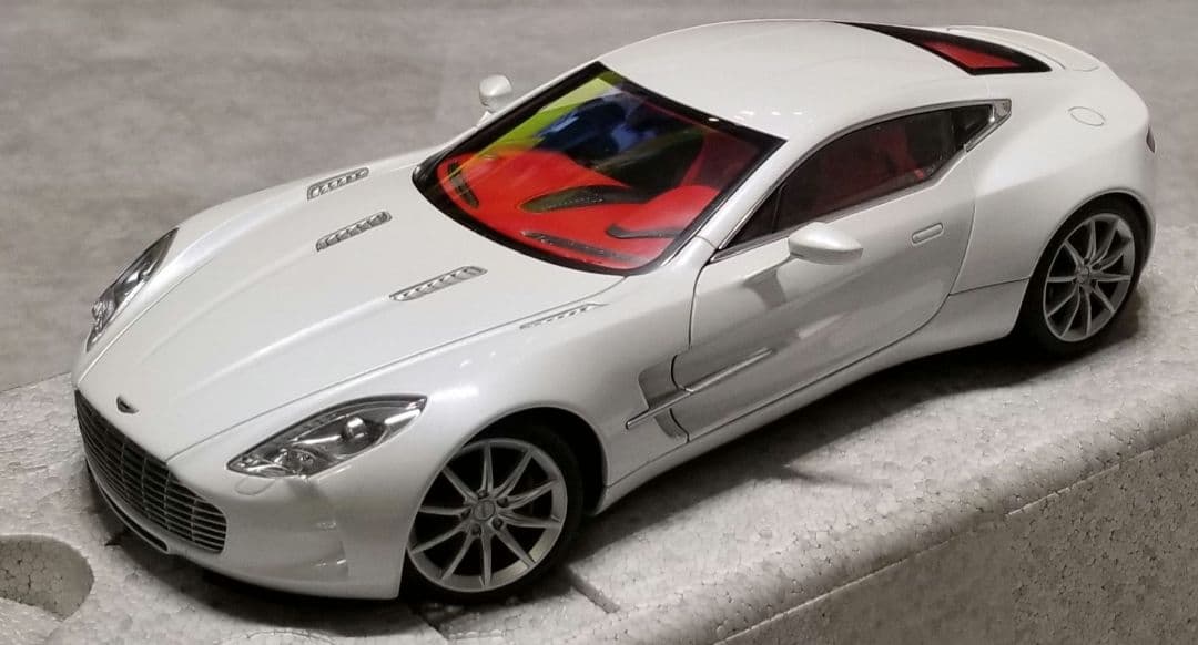 オートアート　シグネイチャー 1/18 　アストンマーチンONE-77