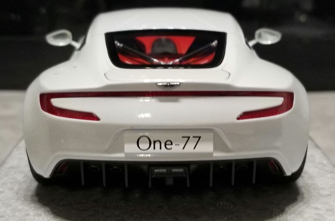オートアート　シグネイチャー 1/18 　アストンマーチンONE-77