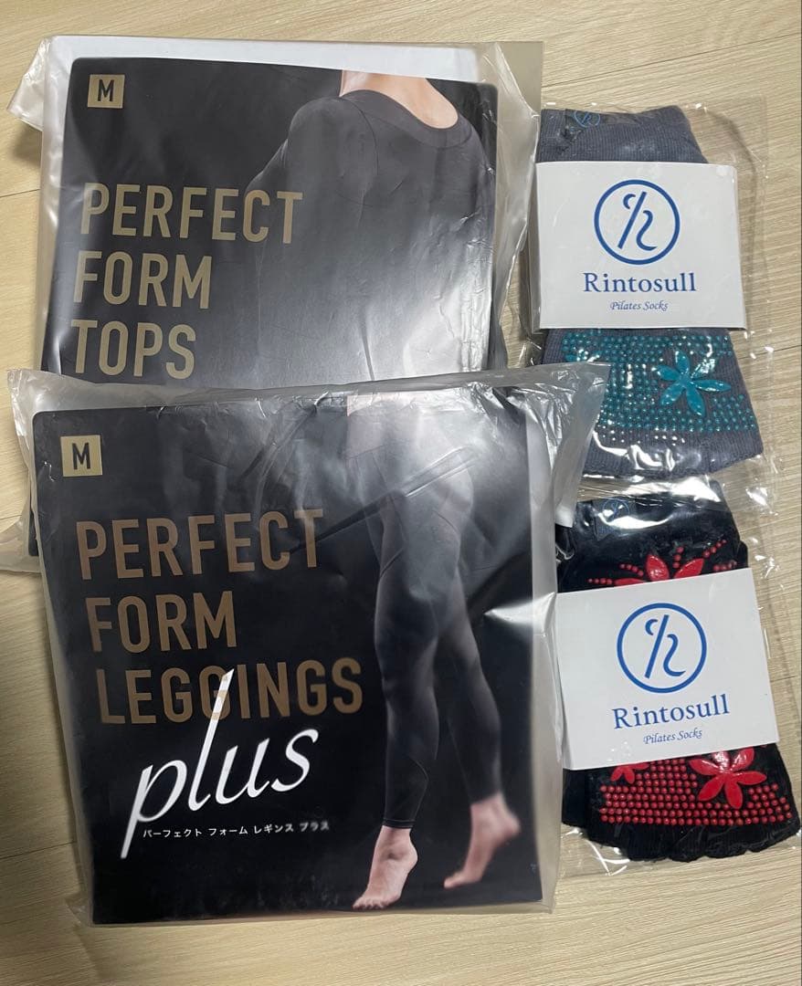 新品未開封　パーフェクトフォームトップス＆レギンスセット Mサイズ
