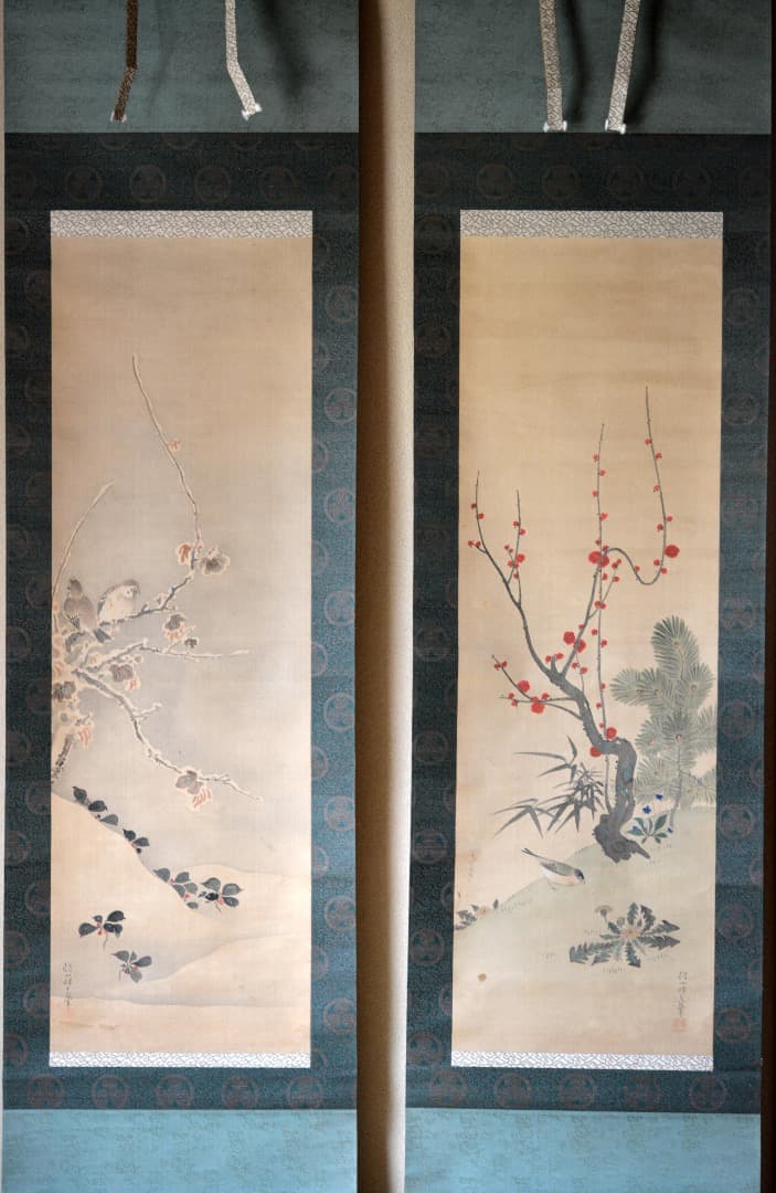 絹本双幅 酒井抱一 「紅梅小禽雪中雀図二幅対」三つ葉葵表装 共箱 掛軸 徳川家紋