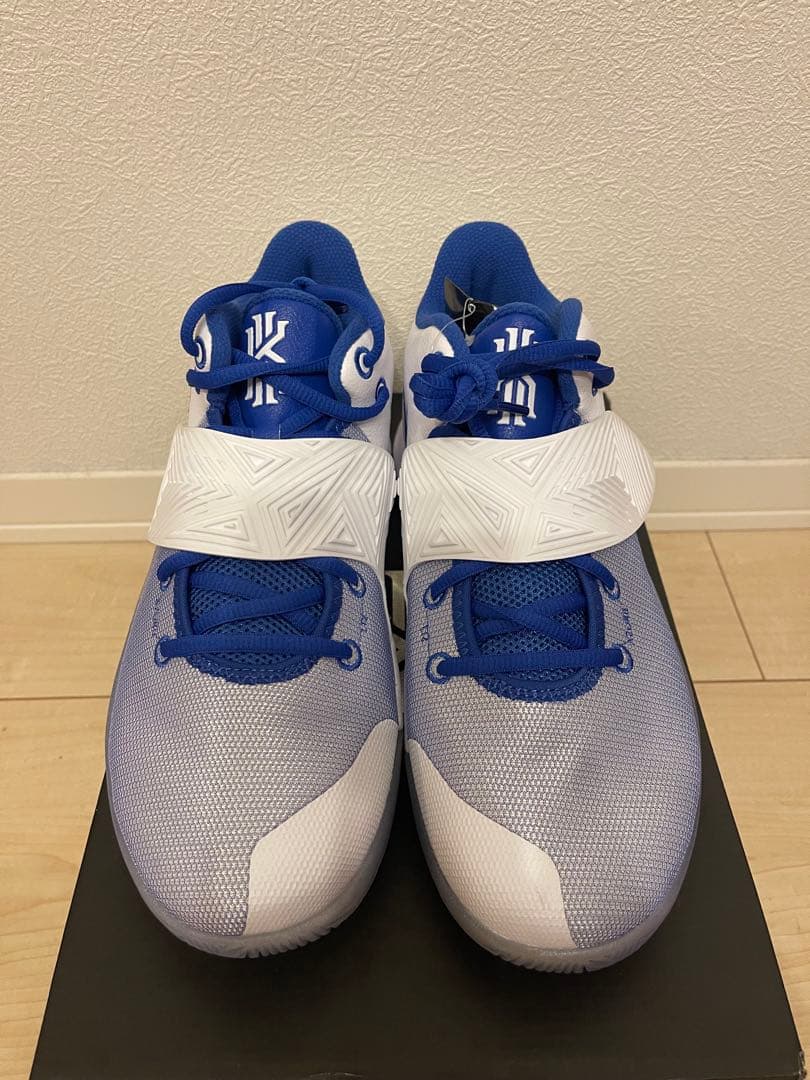 【新品・未使用】ナイキ カイリー フライトラップⅢ EP 27cm 白青