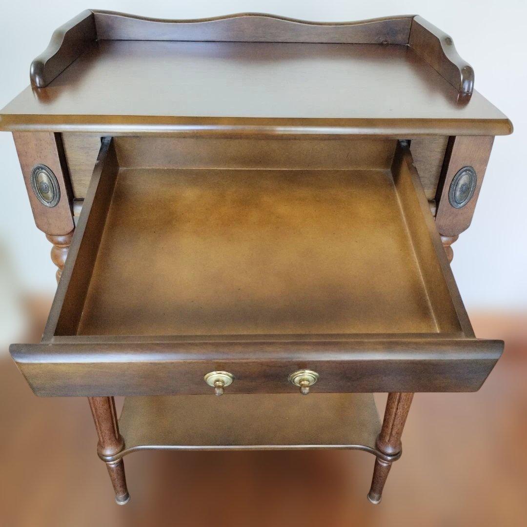 マレーシア製 クラシック 木製サイドテーブル　引き出し付き／アンティーク調