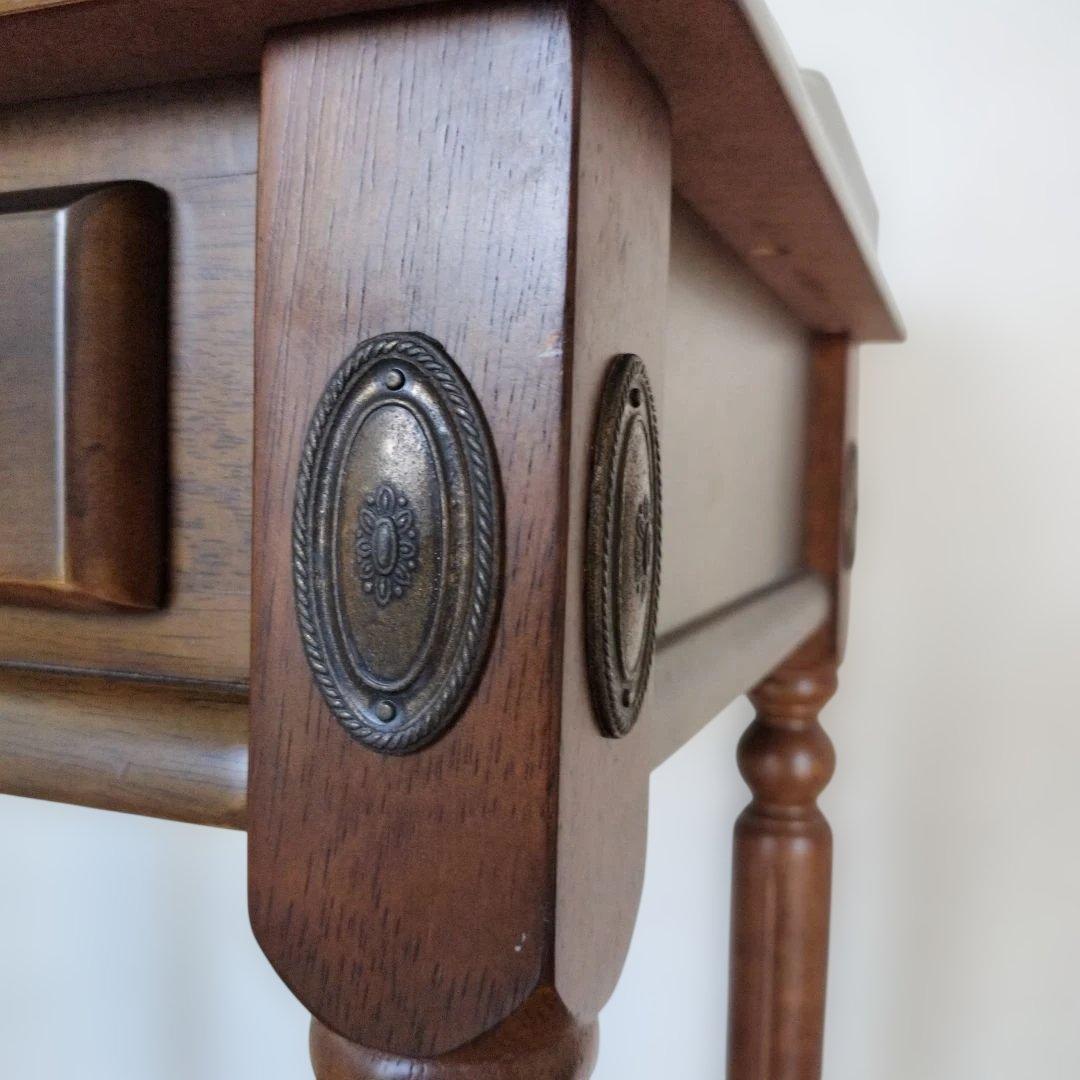 マレーシア製 クラシック 木製サイドテーブル　引き出し付き／アンティーク調