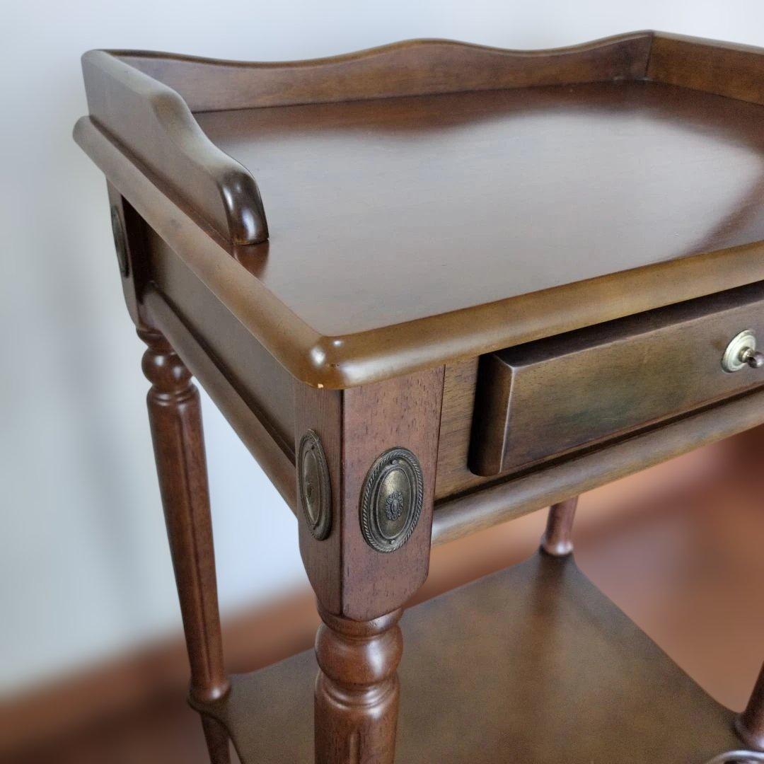 マレーシア製 クラシック 木製サイドテーブル　引き出し付き／アンティーク調