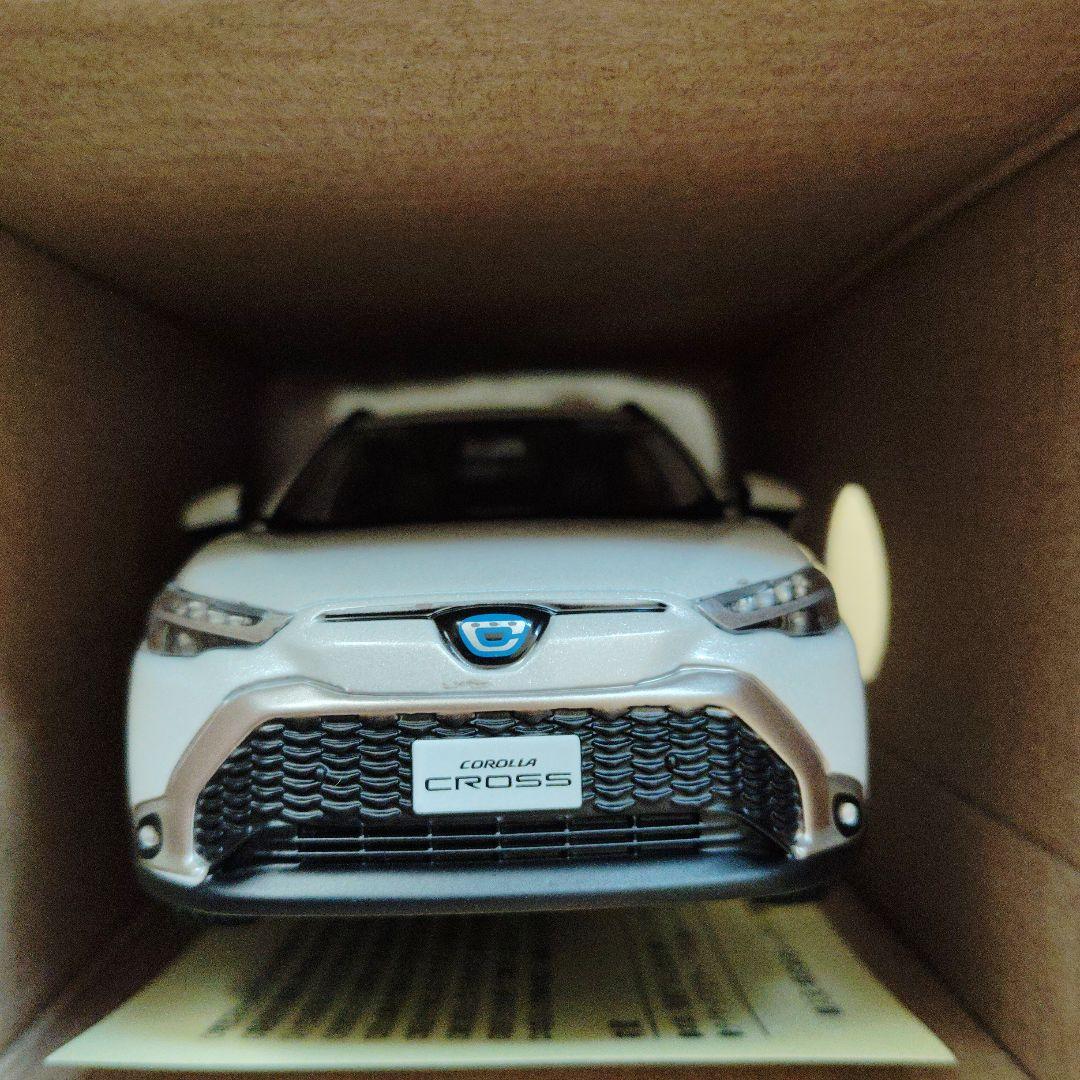 カローラクロス　ミニカー カラーサンプル　プラチナムホワイトパールマイカ