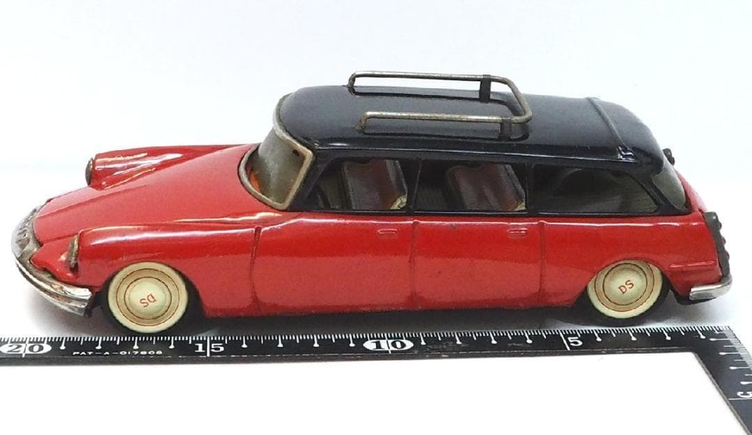萬代屋【シトロエンDS19ステーションワンゴン赤】tinブリキtoy car箱無