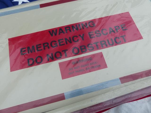 米軍放出品　緊急脱出表示反射板 警告プレート 看板　02