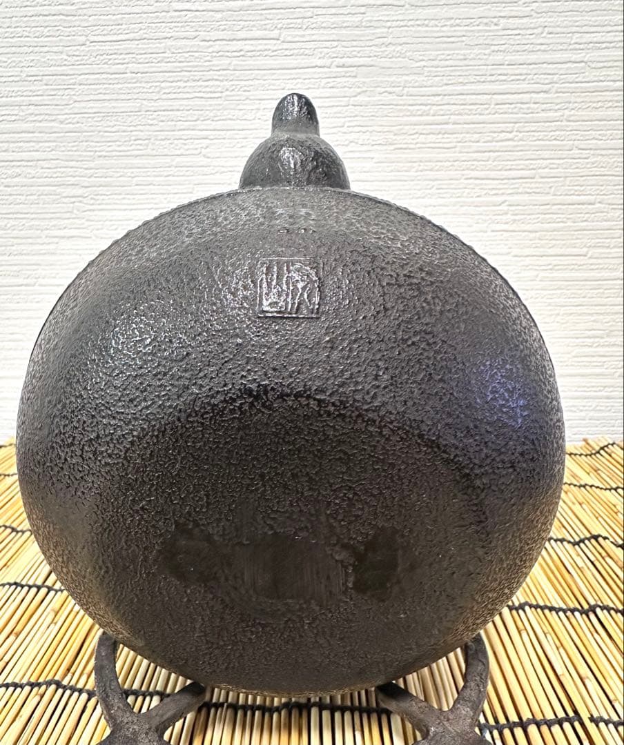 未使用、供箱、栞付　南部虎山工房造前田知行　１２型姥口アラレ　南部鉄瓶　南部鉄器