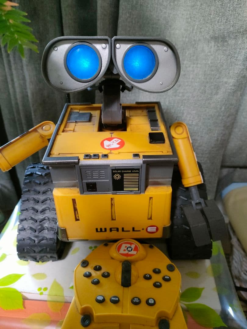 WALL-E 美品 目が青色に光るしゃべる動くリモコン付き汚れ加工されてます
